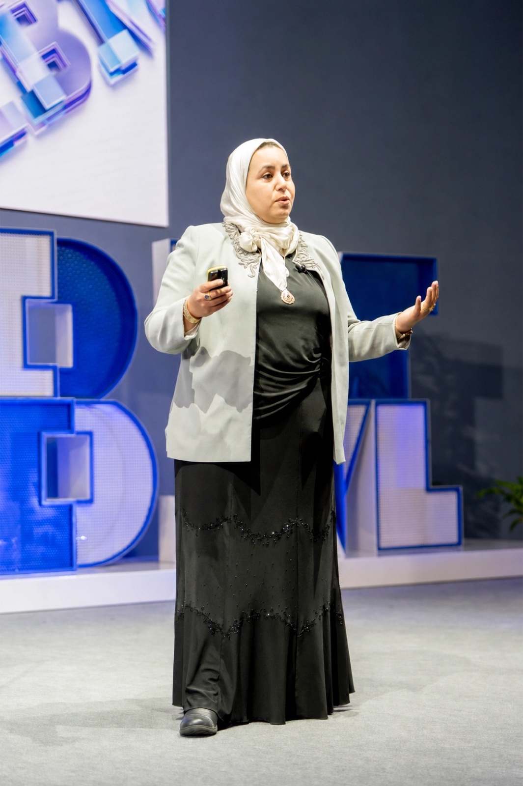 Presenting the four-layer argument on stage
