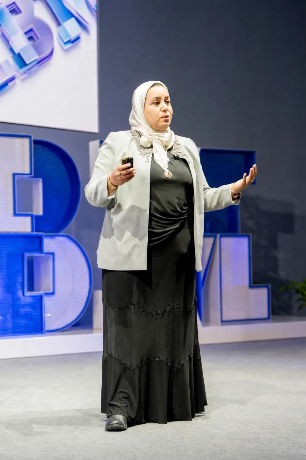 Presenting the four-layer argument on stage